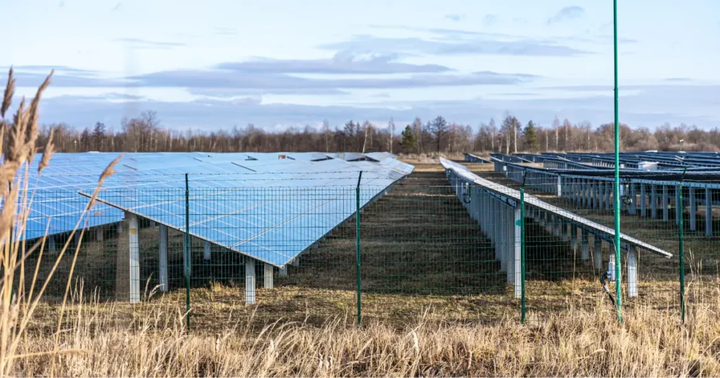 Sistema de bombeo solar con paneles solares en instalación fotovoltaica