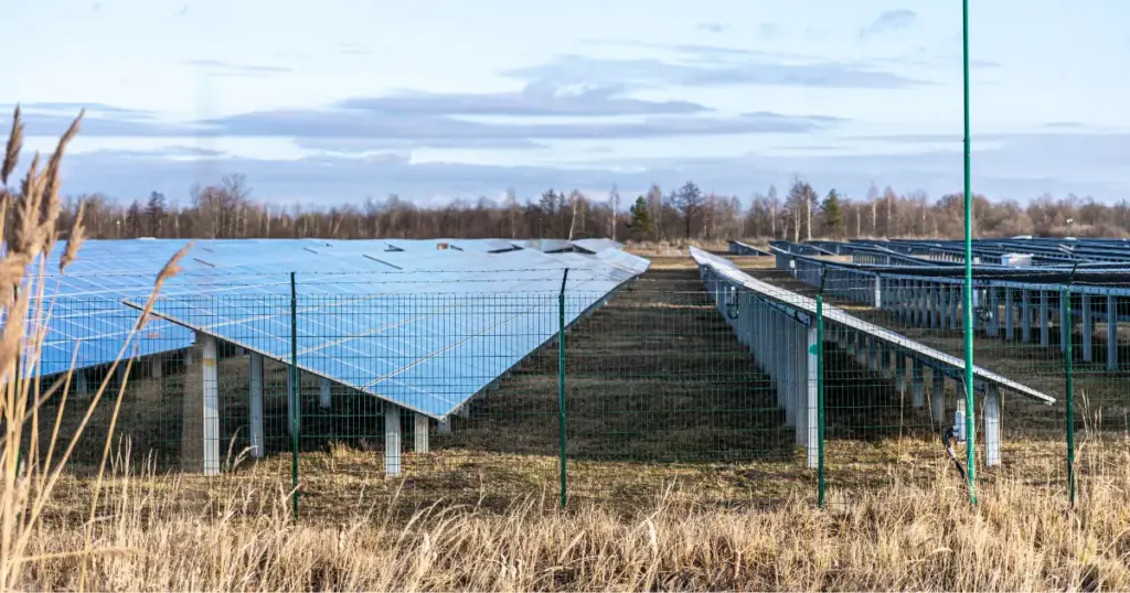 Sistema de bombeo solar con paneles solares en instalación fotovoltaica