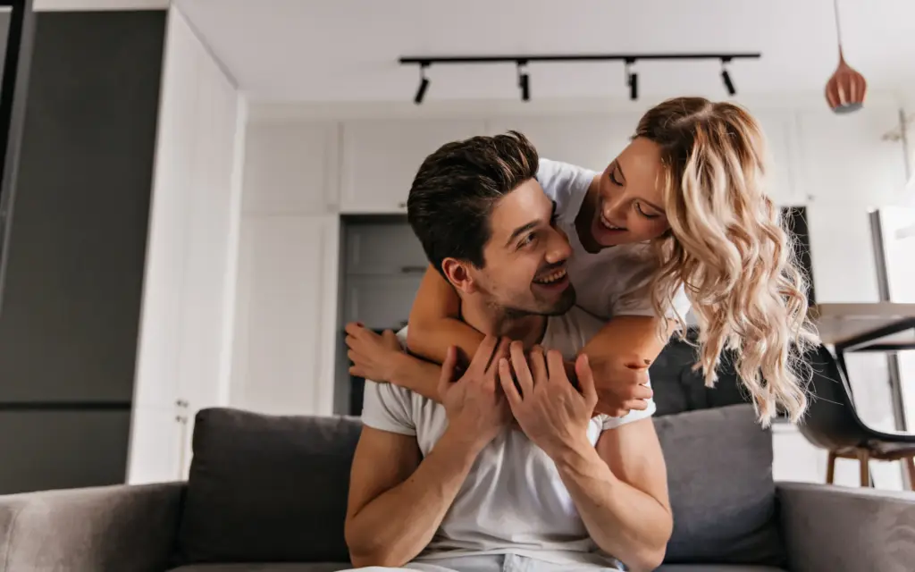 Slide home pareja feliz servinec